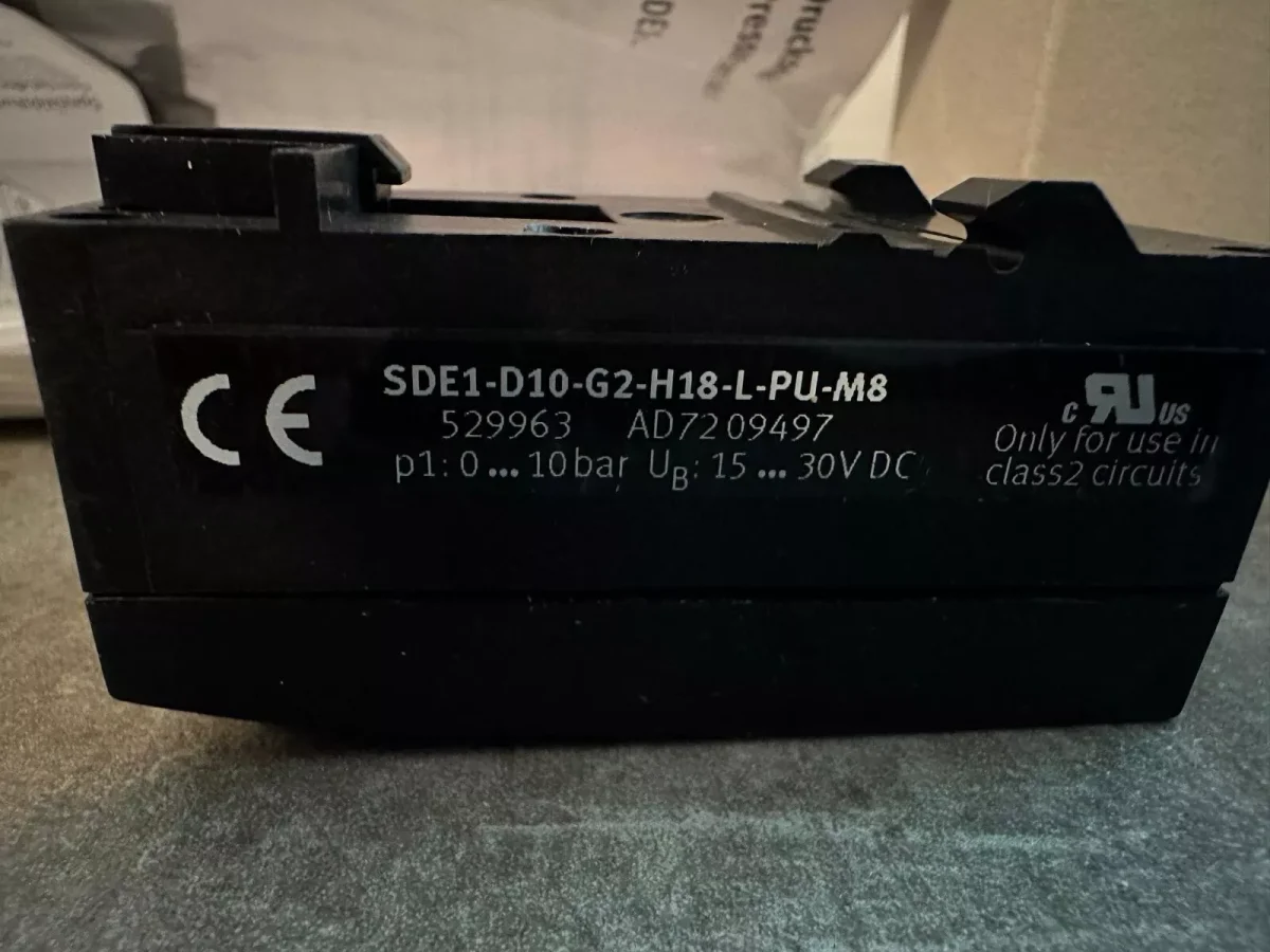 Festo pressure sensor SDE1 D10 G2 H18 L PU M8 529963 NEW 3